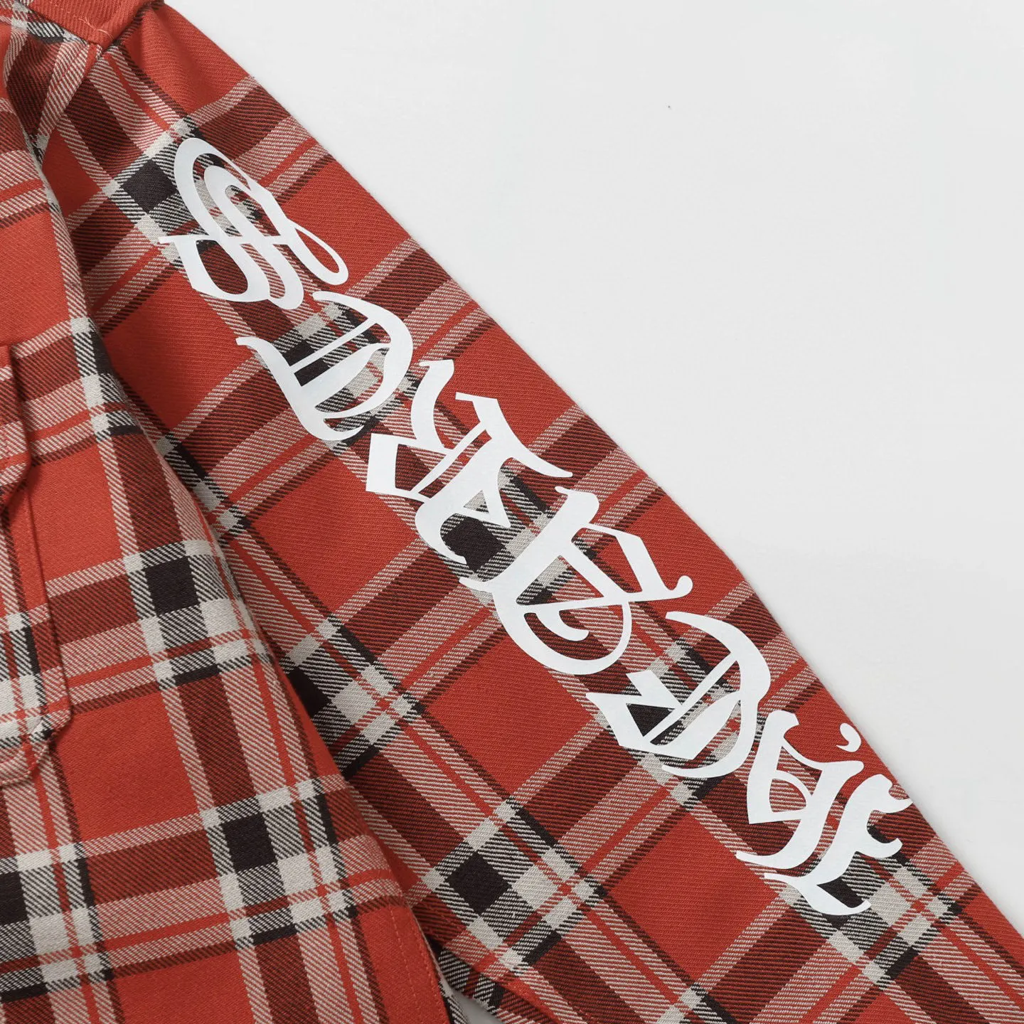 🅿️380 ch|24fw Crow Heart New Striped Plaid Splicing Silver Button Cardigan Shirt Process description: The fabric is made of custom-woven and custom-dyed wool blended fabric. The fabric contains wool components and has a very good texture. All the plaids are counter-position stitching. Every size and every plaid splicing is counter-position. It not only consumes fabric but also takes time. The details are very delicate. The sleeve logo printing uses special pulping. The characteristic of the printing process is the use of high-performance glue for printing, which creates a sense of layering on the printed pattern. The accessories of the new yb mold are used. Buttons and pocket silver jewelry are custom-developed using silver-plated foti materials. The cuffs are made with buttons and snaps that are consistent with yb and are designed with loose fit. The oversized version is truly restored. Color: blue/green/red. Size: S-XL.
